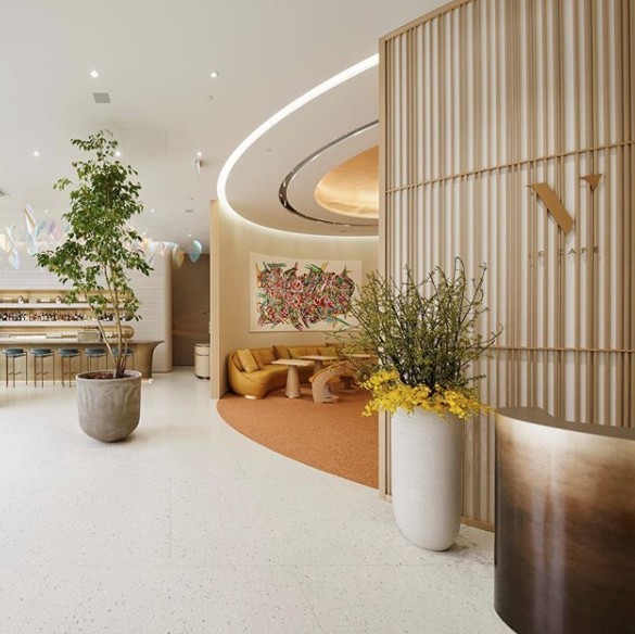 旗艦店入面開設咗全球首間 LV Cafe「LE CAFE V」。