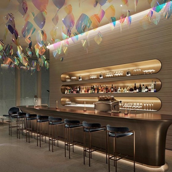 吧台夜晚仲會變成酒吧，又係一種唔同嘅感覺。