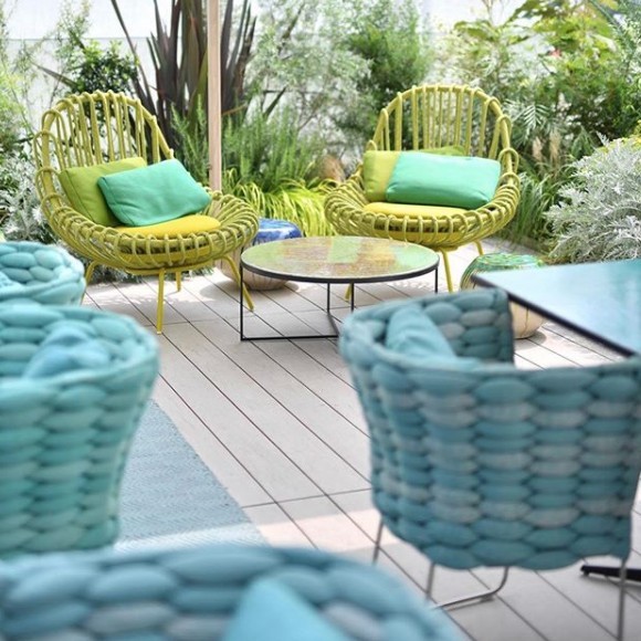 傢俱以藍綠色為主調，帶點自然嘅氣息。