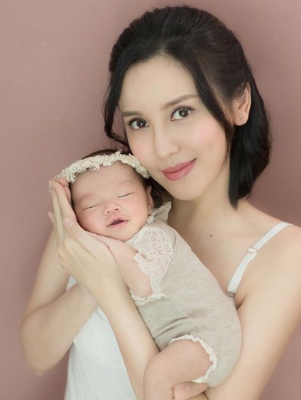 早前雨僑表示喺 BB 滿月之後就要獨力照顧佢，非常有挑戰性！