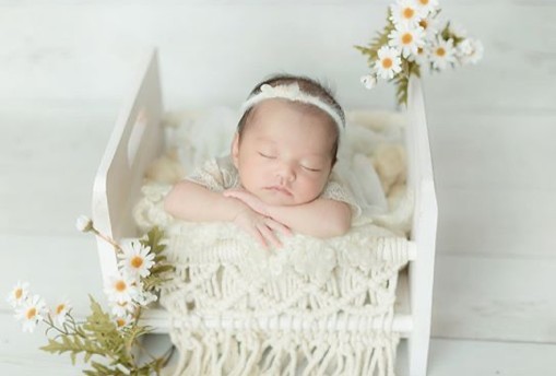 兩人不時喺社交平台大曬愛女嘅靚相。