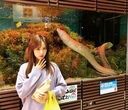 Jisoo 飾演嘅「殷英初」係一個主修英文嘅活潑可愛女大學生。