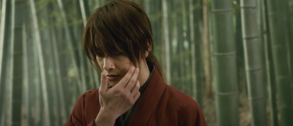佐藤健飾演嘅「緋村劍心」造型基本上還原原著,唔止服裝,就連左邊臉上嘅十字傷疤都一模一樣。