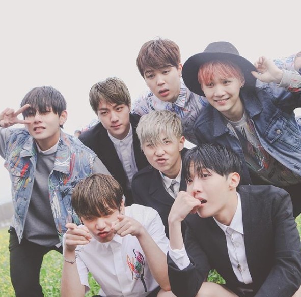 《YOUTH》以 BTS 7 位成員為藍本,講述 7 個少年嘅成長故事。