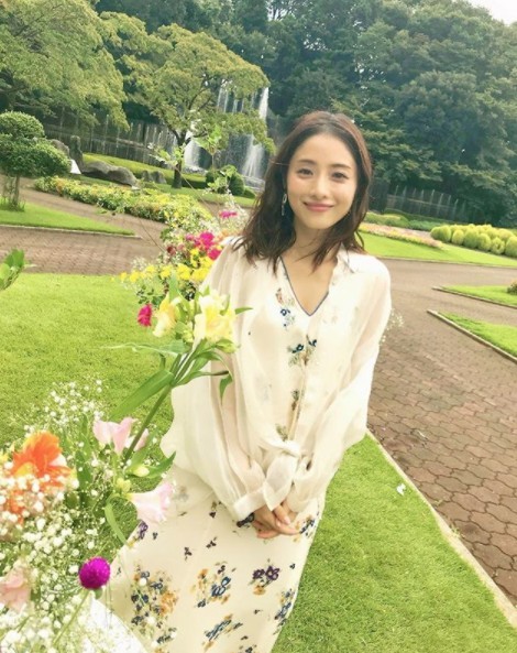 有自己嘅事業,而且仲樂善好施,唔怪得可以吸引到女神青睞~