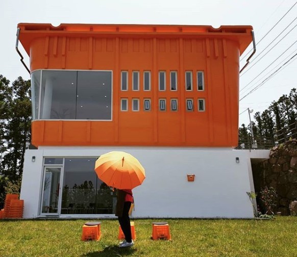 「Cafe the Container」以柑橘為主題,cafe 樓高兩層,2 樓嘅外牆仲係一個橙色嘅巨型購物籃,非常突出。