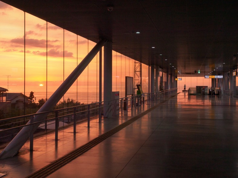 嚴格嚟講呢個「玻璃屋」係車站本身嘅延伸,係一條一直延伸到海邊嘅通道。