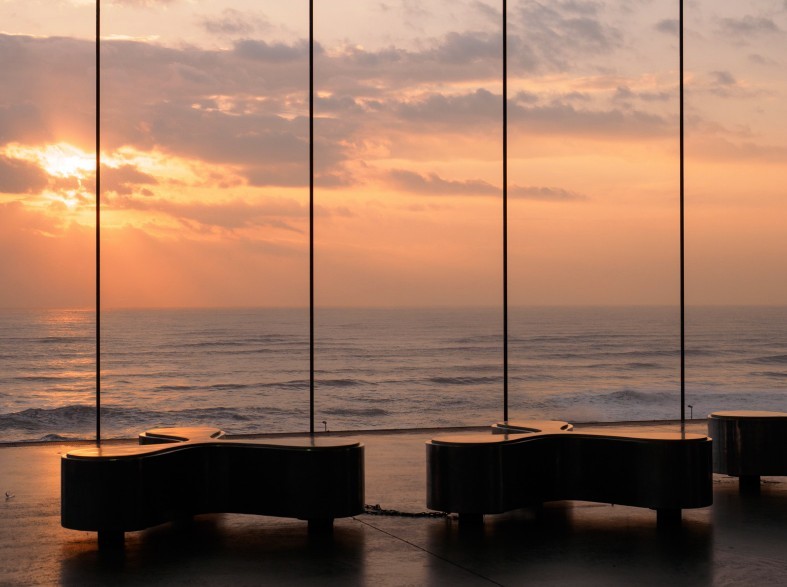 走到通道盡頭仲有凳坐,等你可以悠閒地飽覽廣闊嘅太平洋美景。