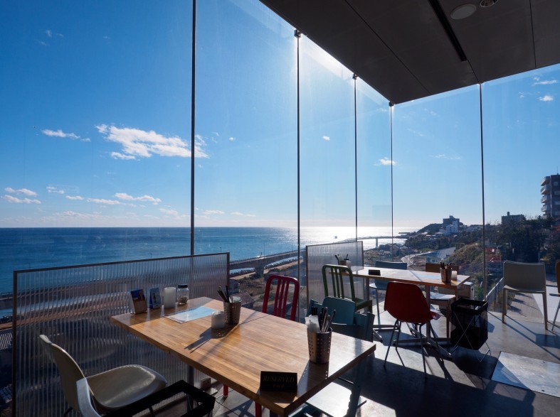 一邊享受美食一邊望住無敵海景~