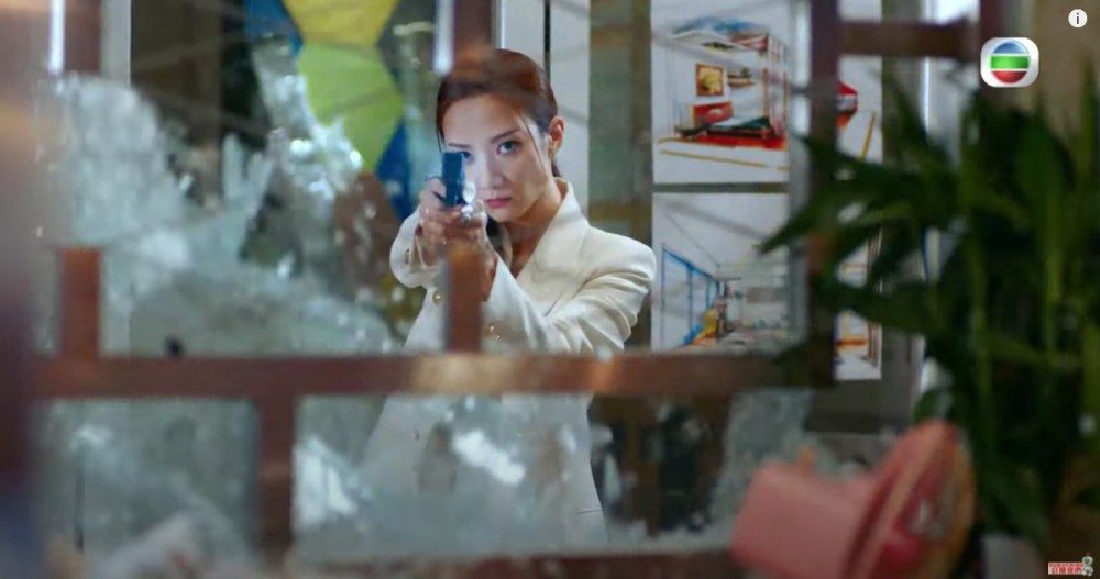 王君馨飾演黑幫頭目，幹練十足！