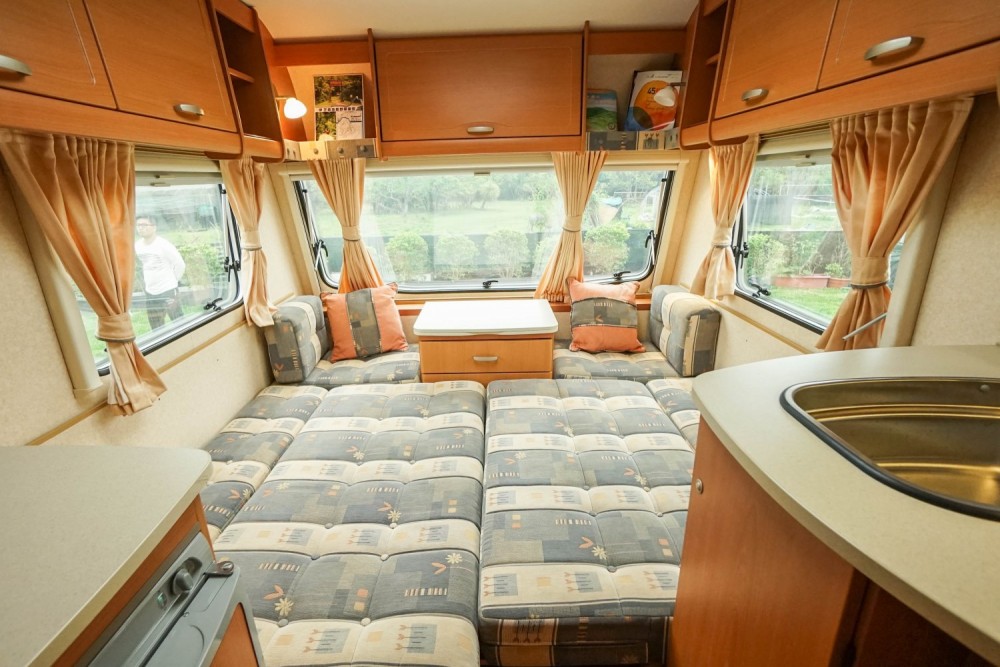 貝澳嘅 JK Club 有英式露營車，設備齊全。