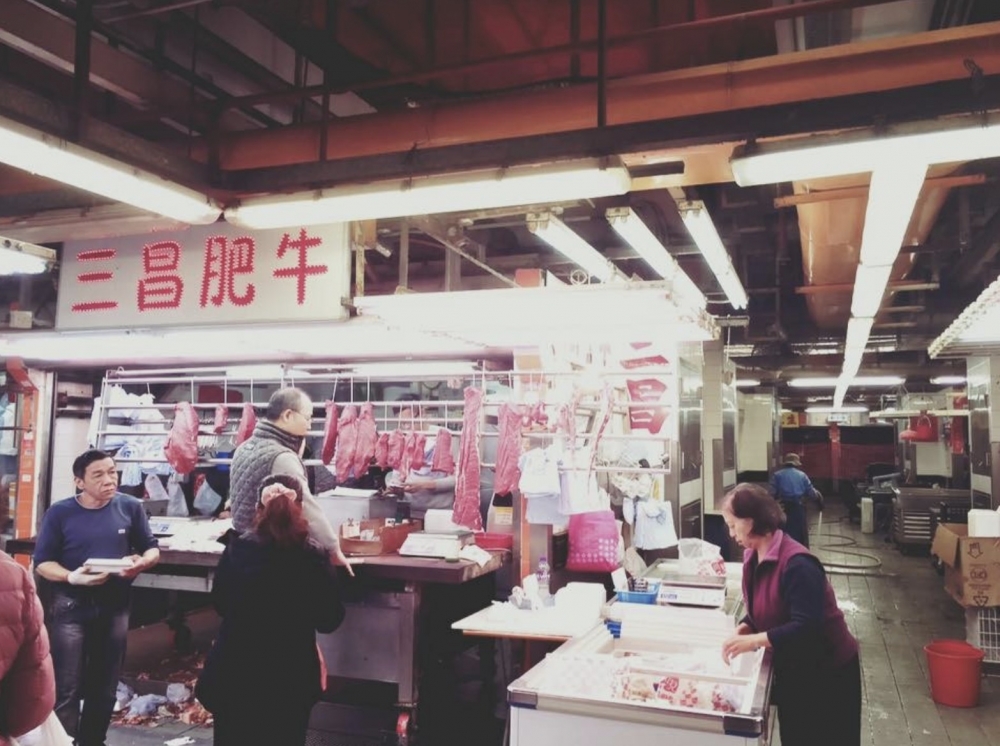 三昌牛肉檔同樣位於荃灣楊屋道街市內,小店相當有人氣,皆因老闆四代都是經營牛肉檔並主打手切本地牛。