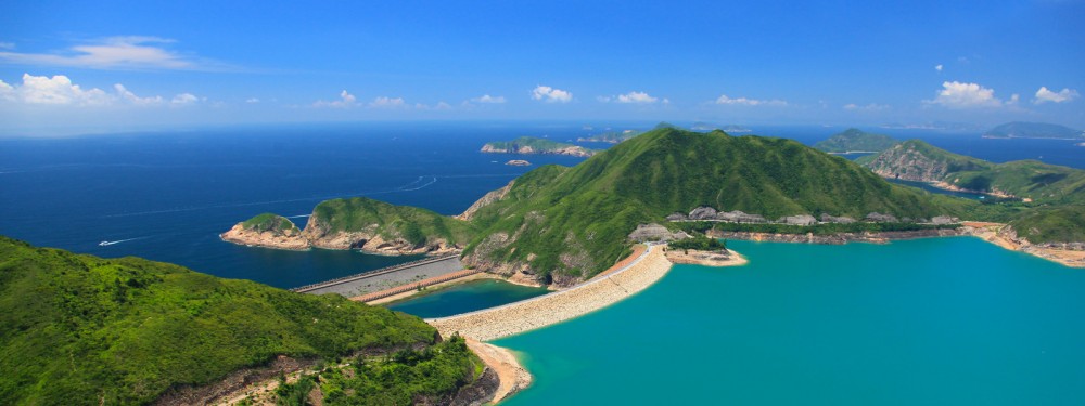 岩柱群由萬宜水庫東壩延伸至果洲群島，面積達 150 平方公里。