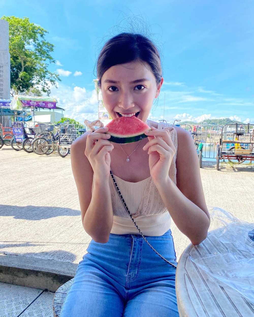 27歲余香凝(Jennifer)最為人所知係同陳家樂嘅一段情