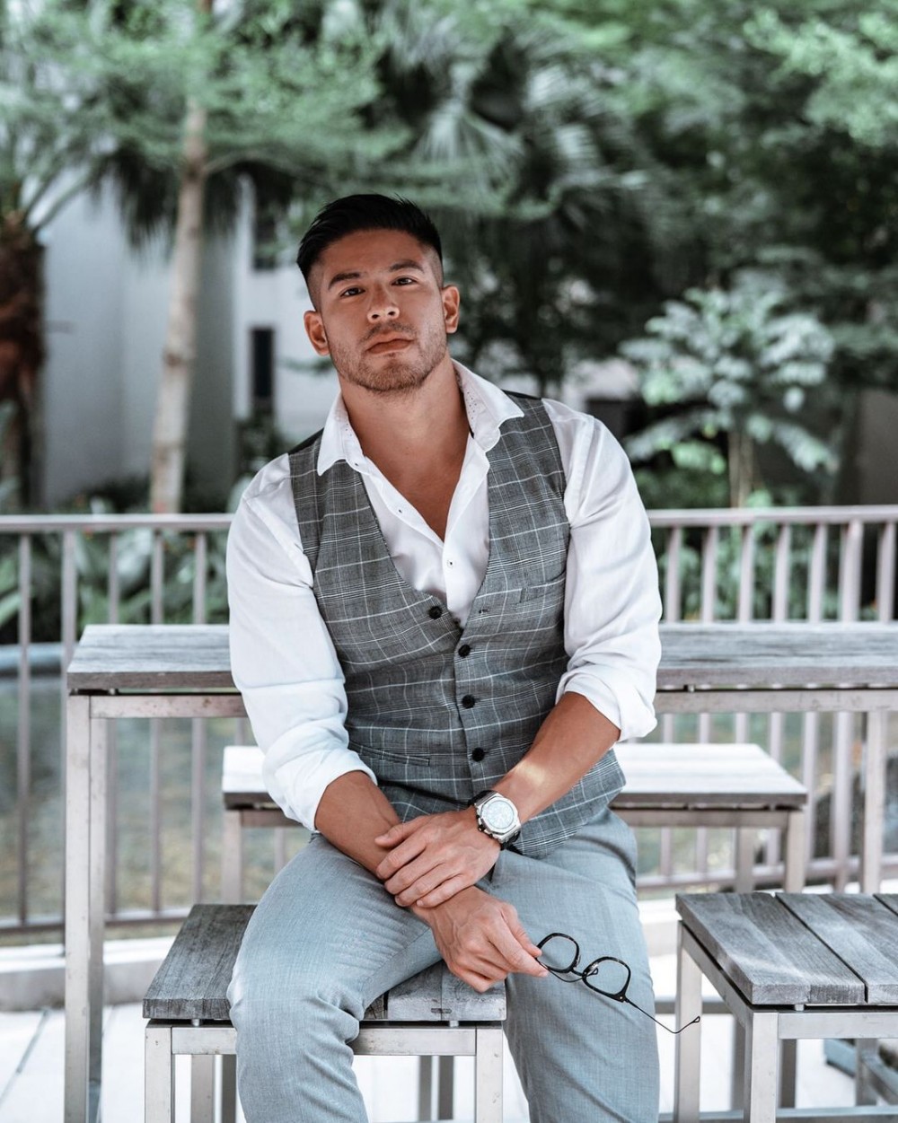 溫家偉一開始因為喺外國返嚟，獲安排喺明珠台做天氣先生