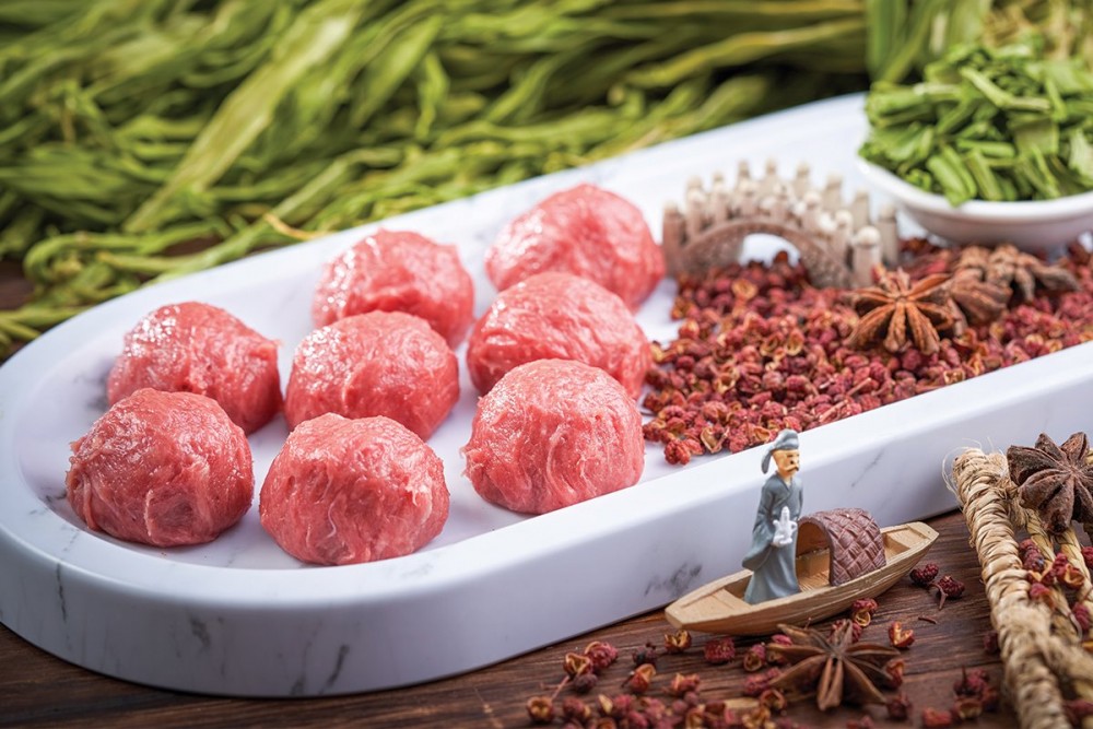 麻辣貢菜釀牛肉丸,爽脆的貢菜混合彈牙的手打牛肉當中,口感豐富!