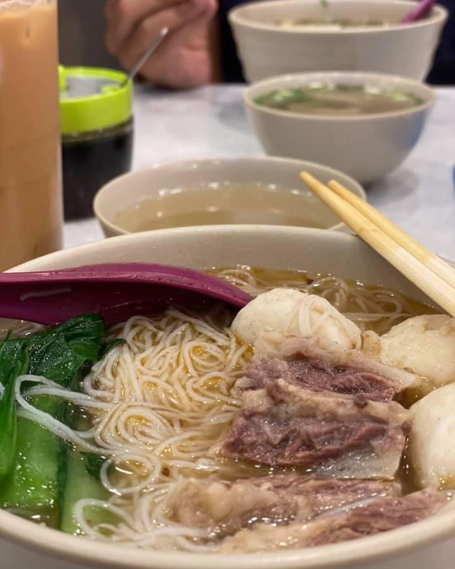 10月4號係鄭伊健53歲生日，佢哋兩夫婦撐枱腳食牛腩麵慶祝生日