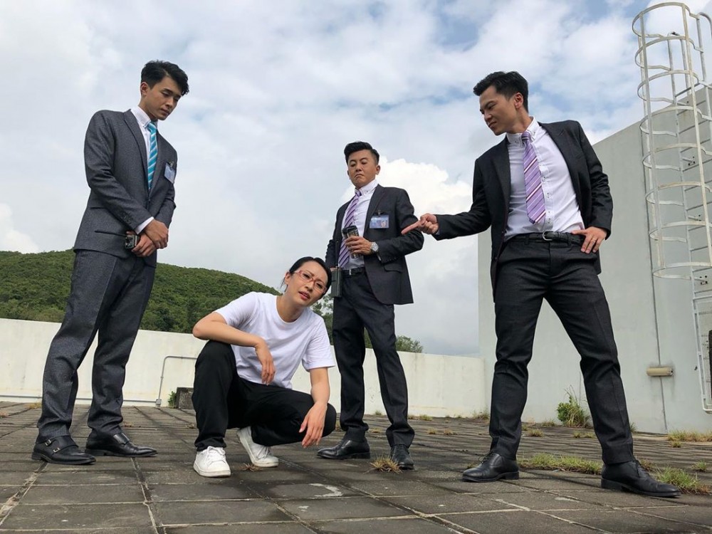 飾演張龍嘅黃耀煌原來已經入行10年,曾出演過100部劇集,加入咗《開心速遞》兩年,初時以「千軍」一名任職接龍保安部。