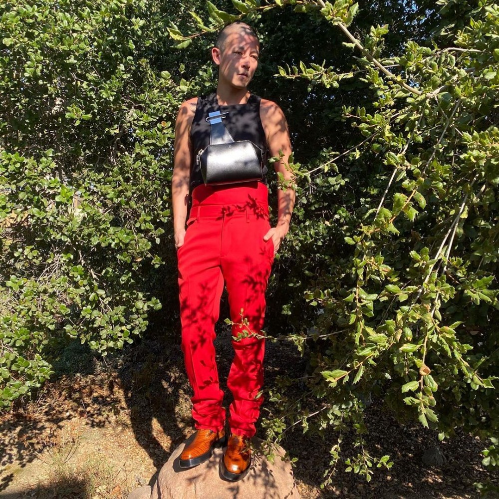 Edison喺IG post出一身名牌衣著，但黑背心、紅褲嘅穿搭被網民笑似水喉工