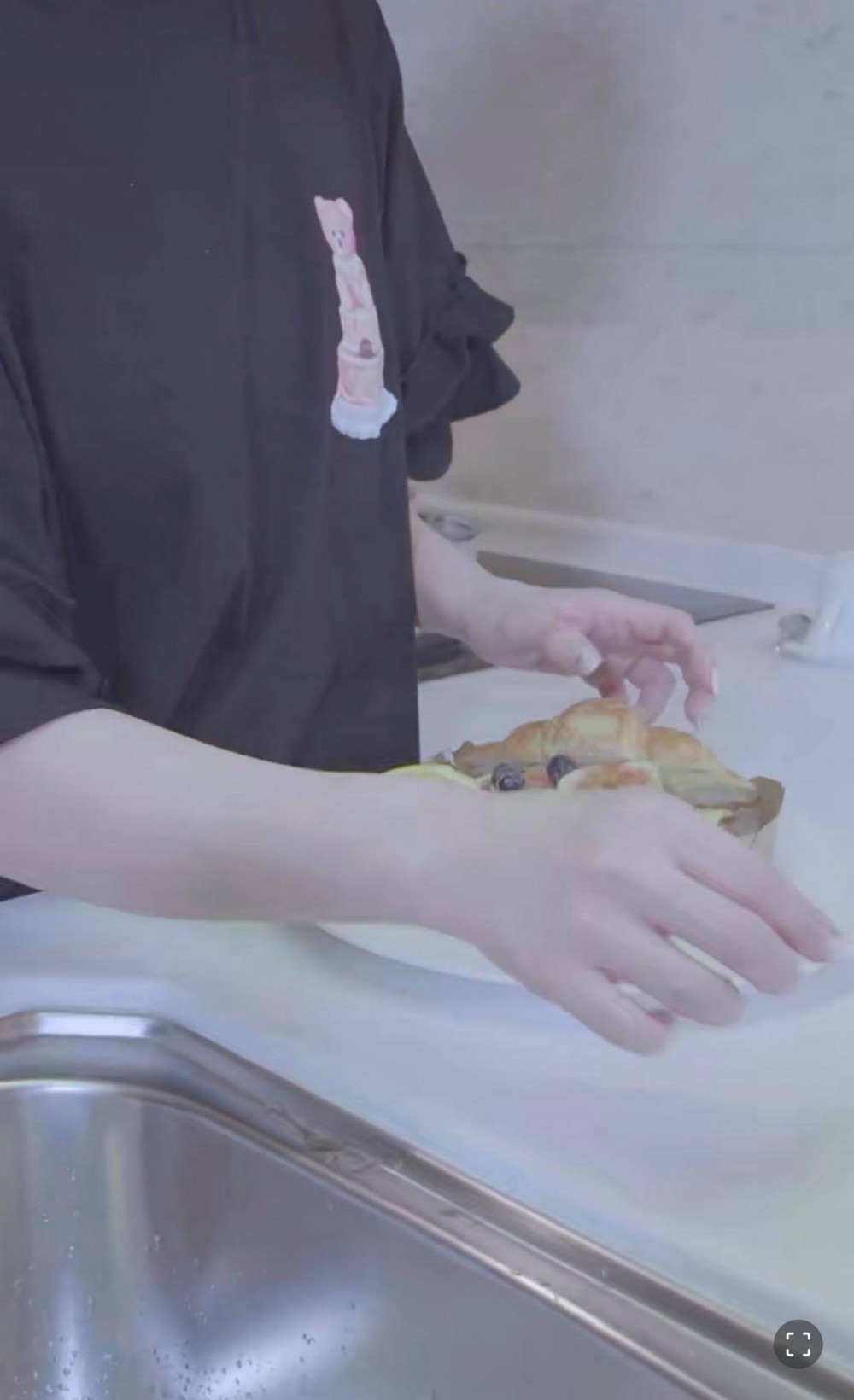 最後將食材放入牛角包中就完成。