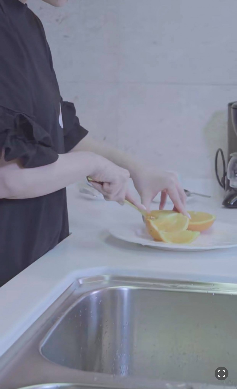 其中一個切橙鏡頭更重播咗6次