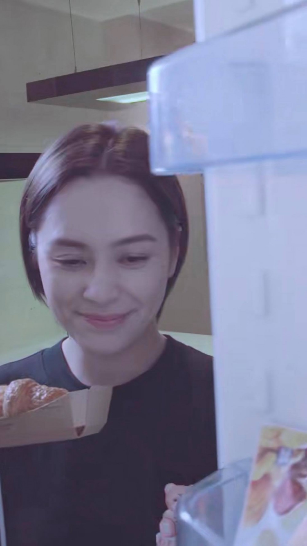 阿嬌喺雪櫃拎出材料———現成嘅牛角包