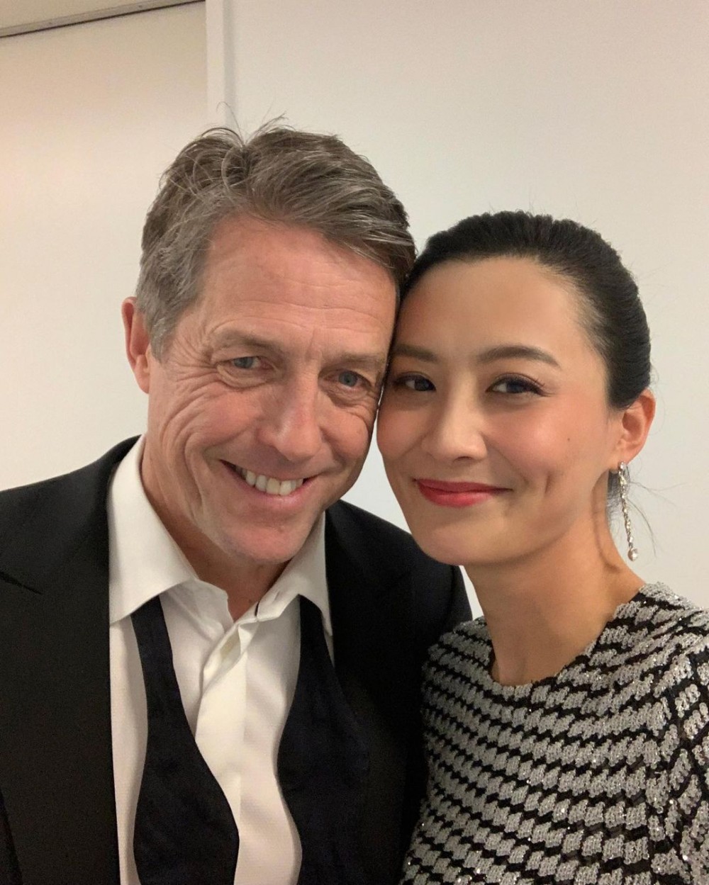 陳法拉喺IG晒出同劇集男主角曉格蘭特(Hugh Grant)嘅合照。
