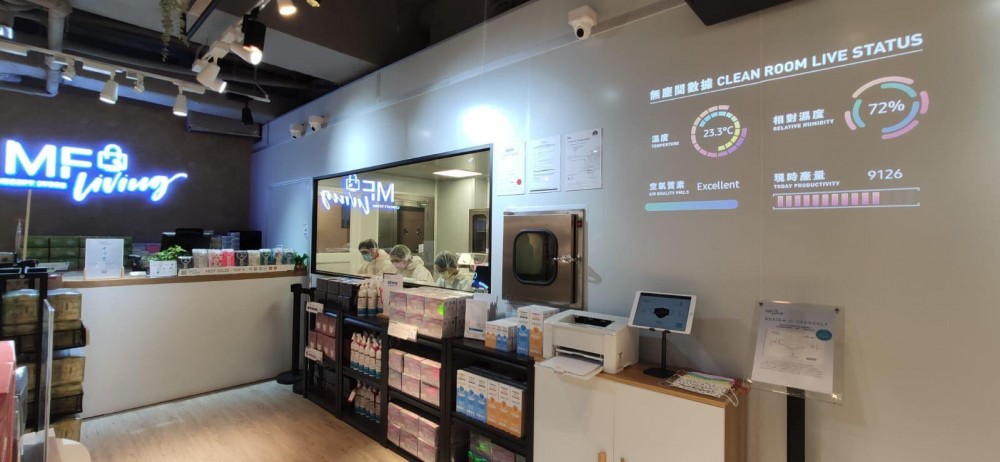 口罩製作體驗價錢為$98,可以了解口罩生產線中各個機器嘅運作原理、親自操作儀器、喺口罩印上字樣。