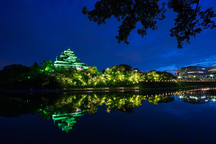 日本百大名城同日本三大庭園之一嘅岡山城及後樂園每年都會有期間限定嘅「夜間特別點燈活動」。