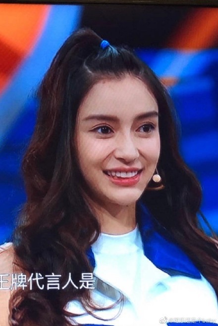 網民指佢眼睛越嚟越大,參加綜藝節目時一但做比較誇張嘅表情即刻面容扭曲,顯得非常僵硬