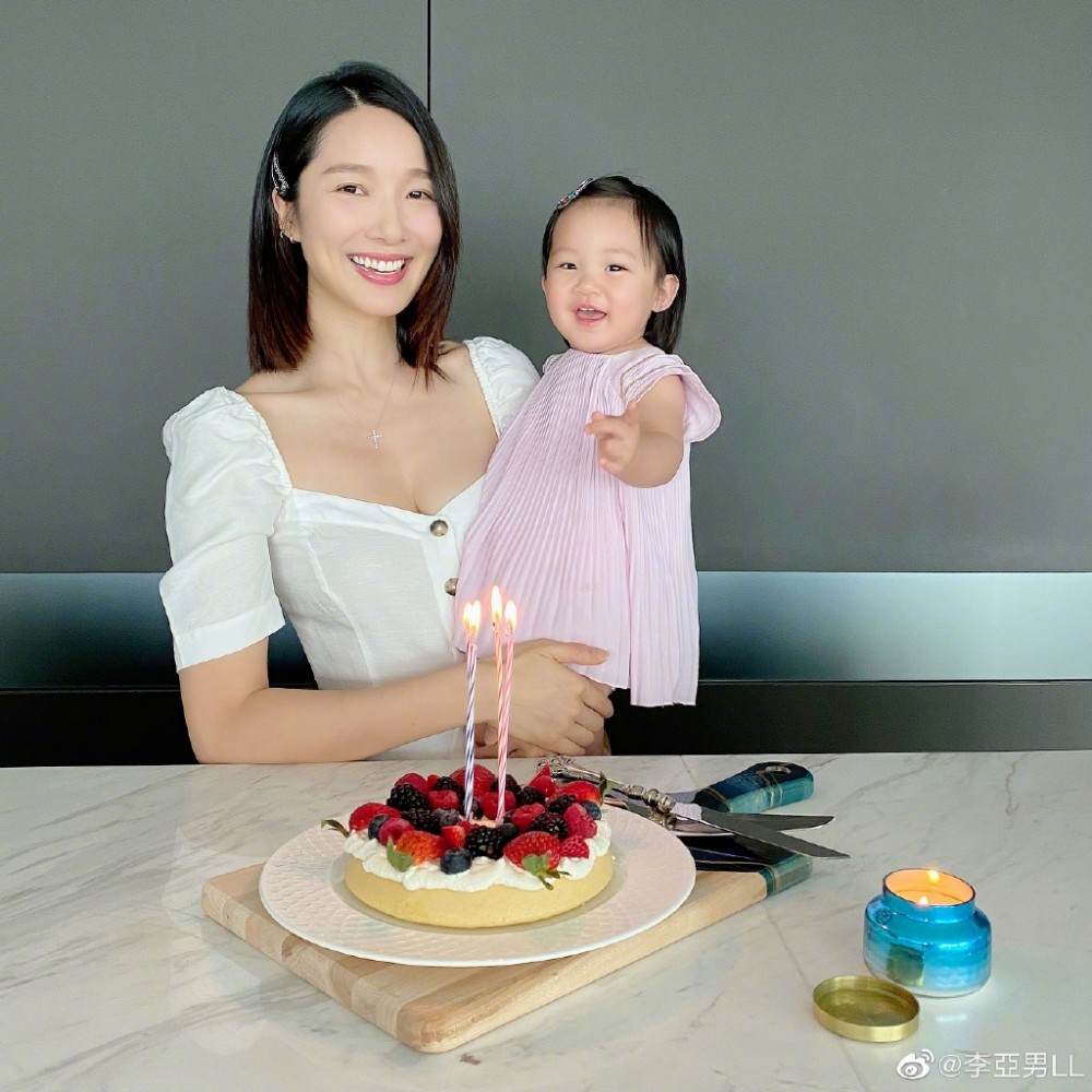 未夠2歲嘅Gabby身高遺傳咗媽媽李亞男,直逼到爸爸王祖藍腰間