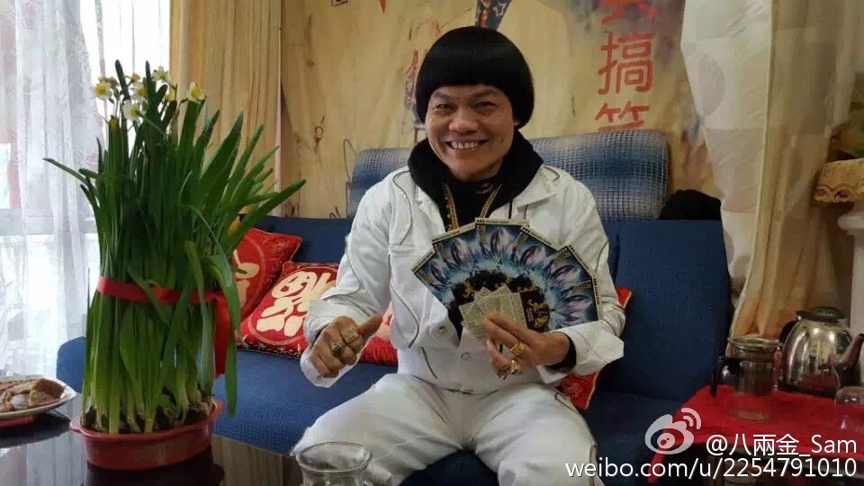 八兩金1996年參演周星馳電影《食神》後爆紅，雖然無俊俏外貌，但仍喺影壇有一席之地。