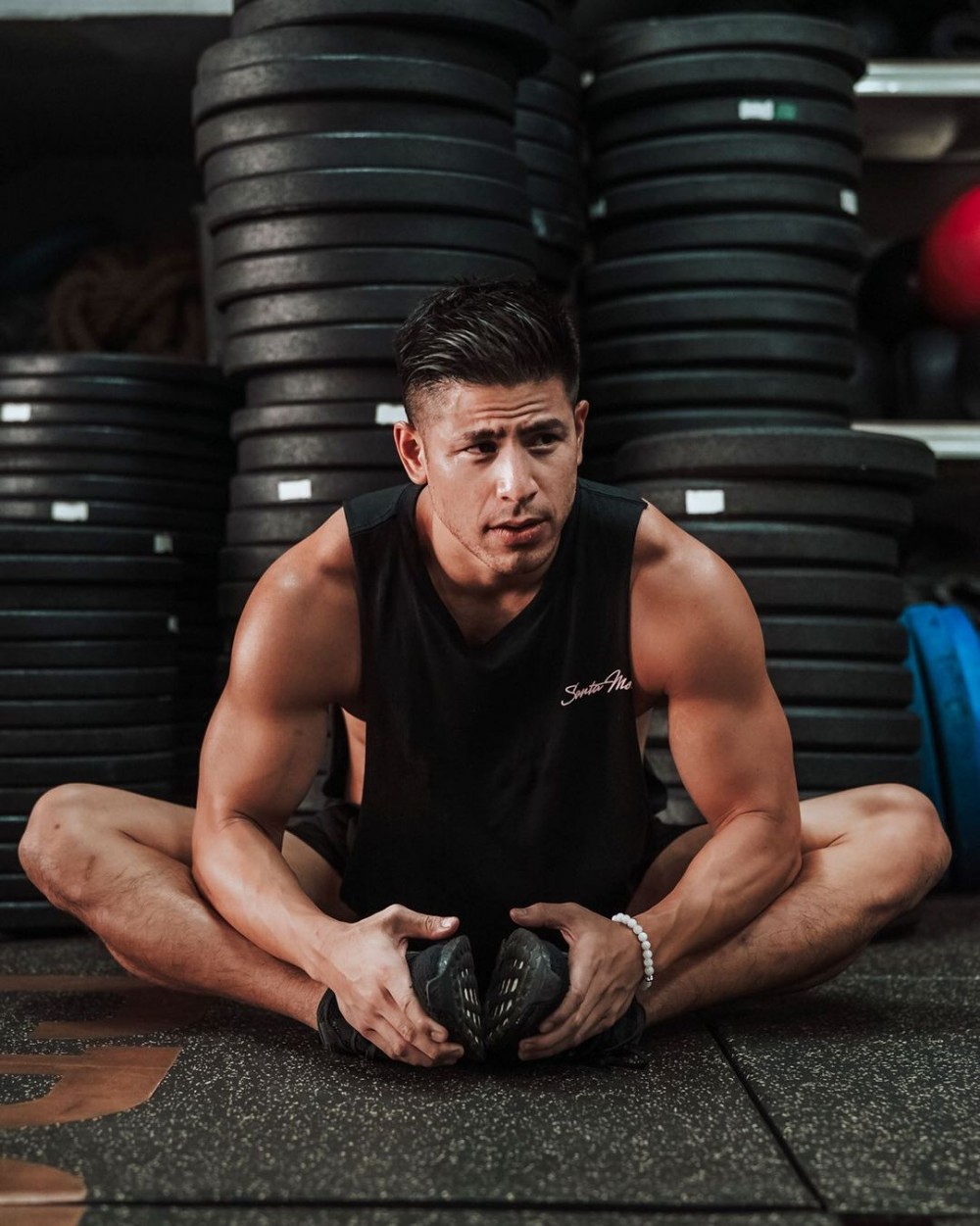 溫家偉2008年參選《香港先生選舉》，後來加入無綫，更有「大隻仔」外號。