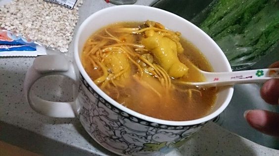 蟲草花淮山煲雞湯