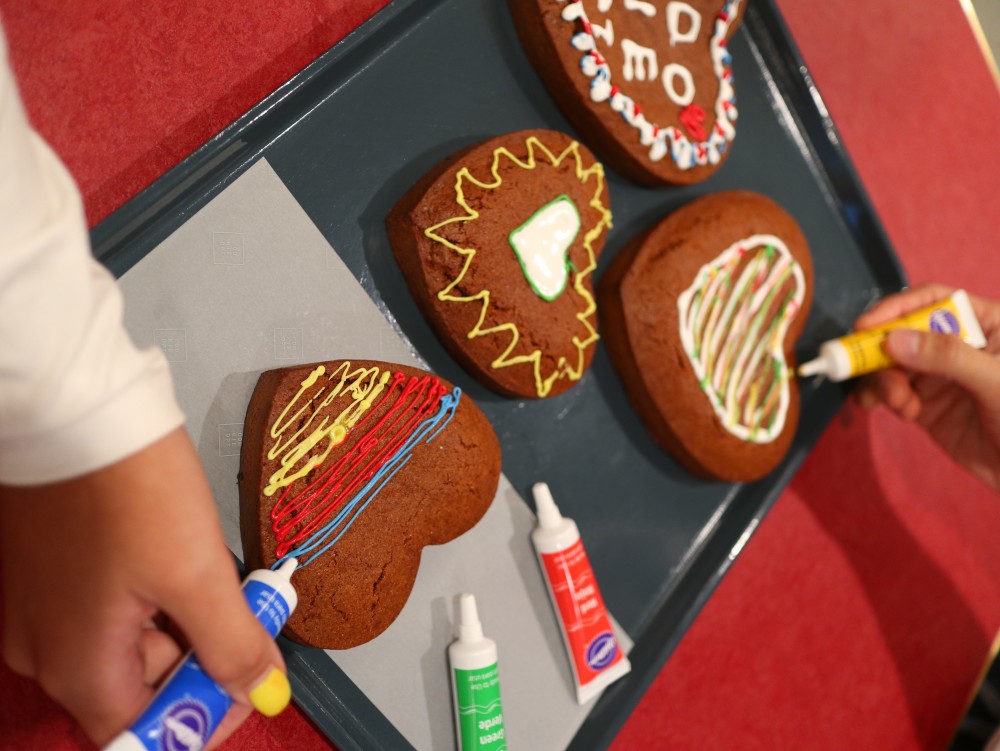 為咗可以一家大細一齊玩，仲舉辦咗裝飾曲奇餅嘅活動，等小朋友都可以參與其中。