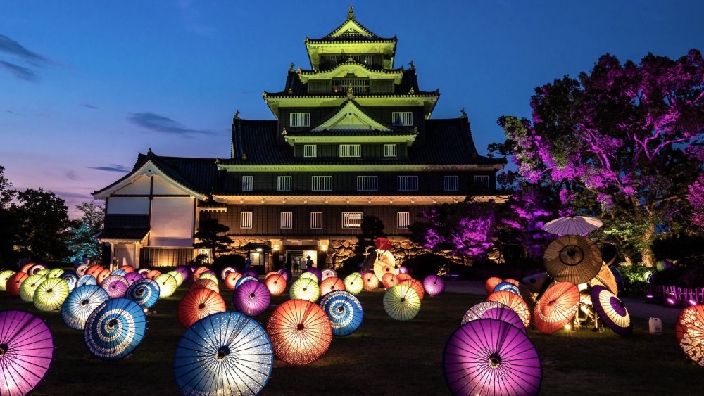 岡山城今年夏季嘅主題係和風紙傘，擺出和風紙傘燈陣。