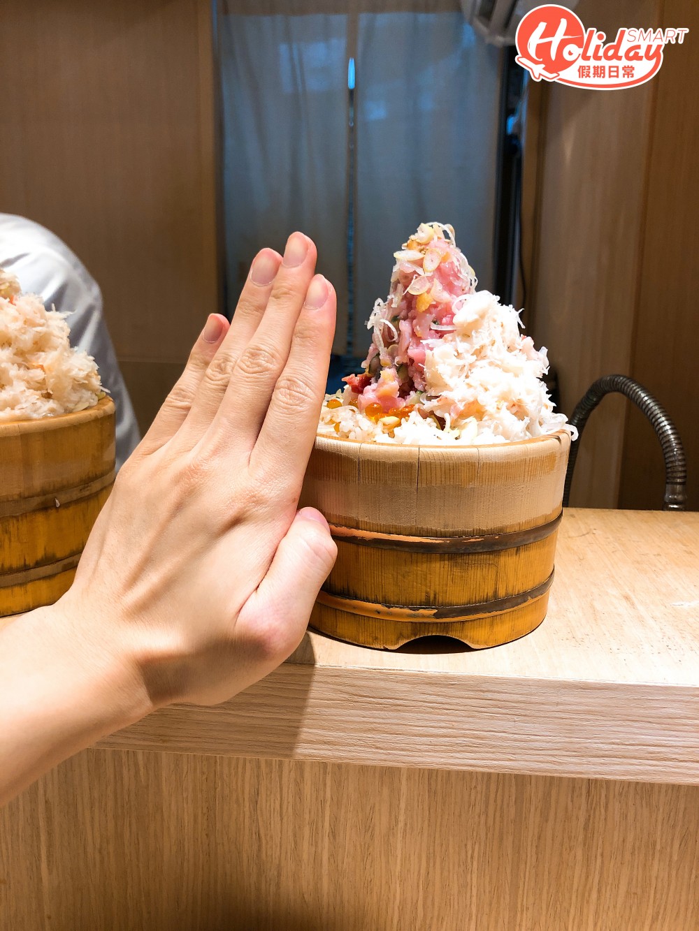 小編食嘅係「松」，師傅將魚生堆到咁高，再用木桶裝住。