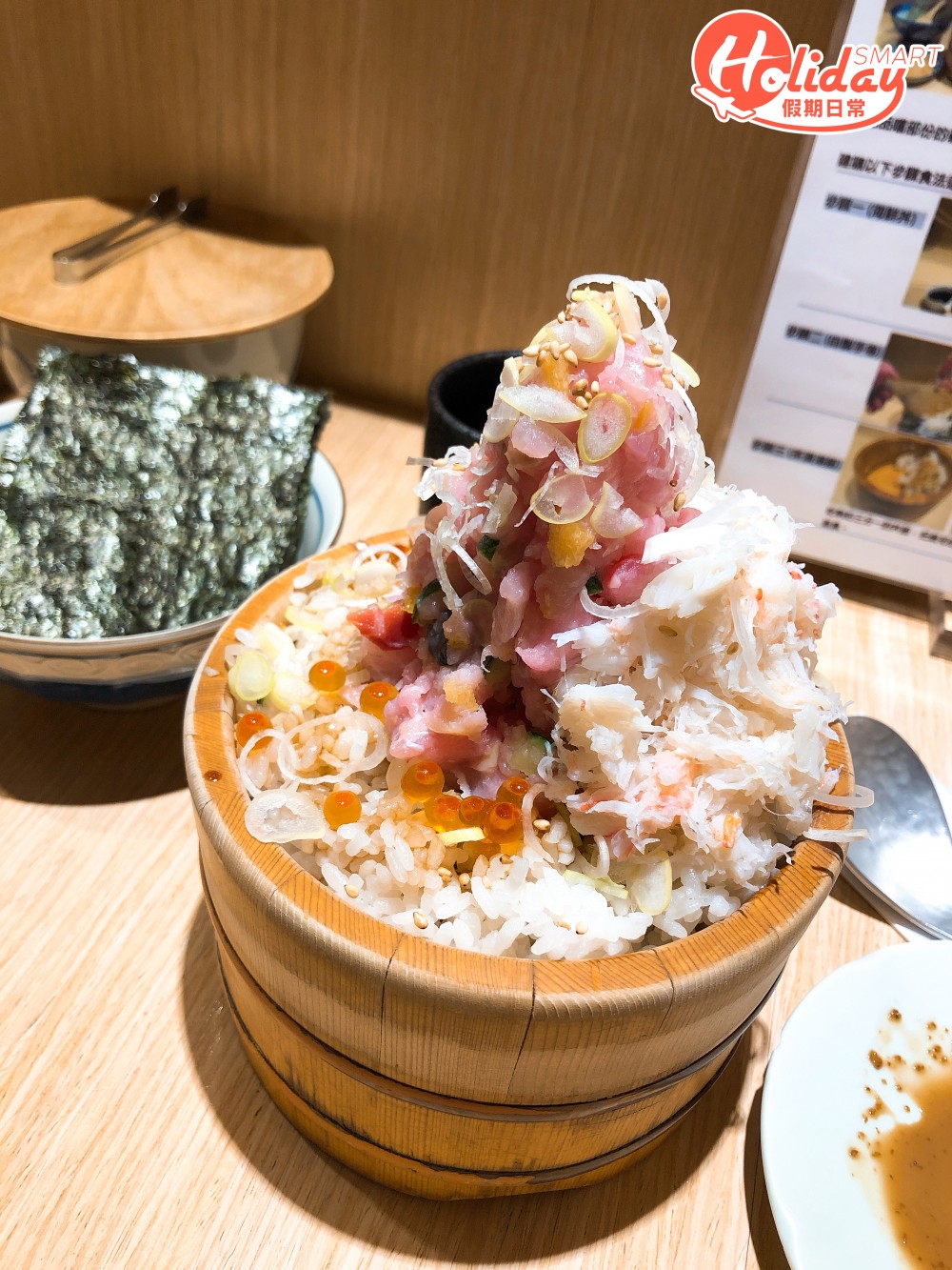 第一個食法係將加咗芥末嘅醬油淋落海鮮丼度，以海鮮丼方式進食。