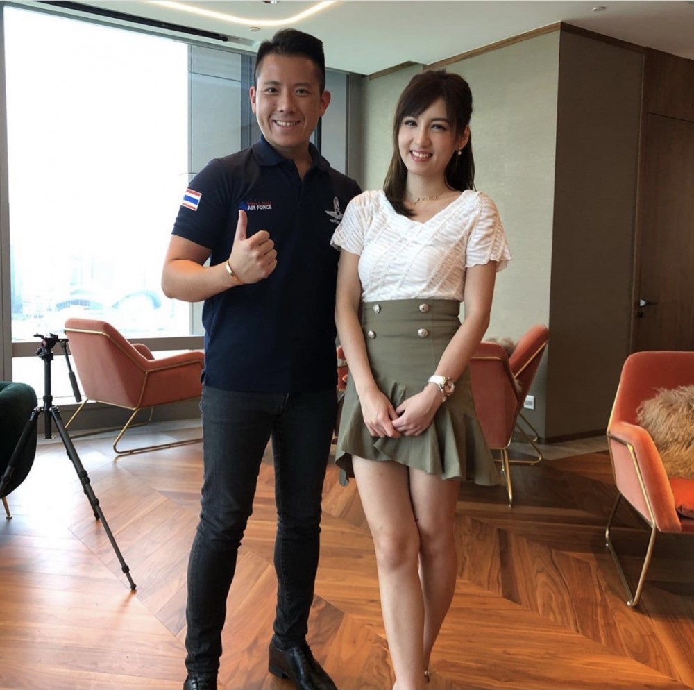 爆料者指懷疑因為黃以諾(圖左)頻頻 NG,令到陳嘉倩唔耐煩,翹埋雙手,仲黑口黑面。