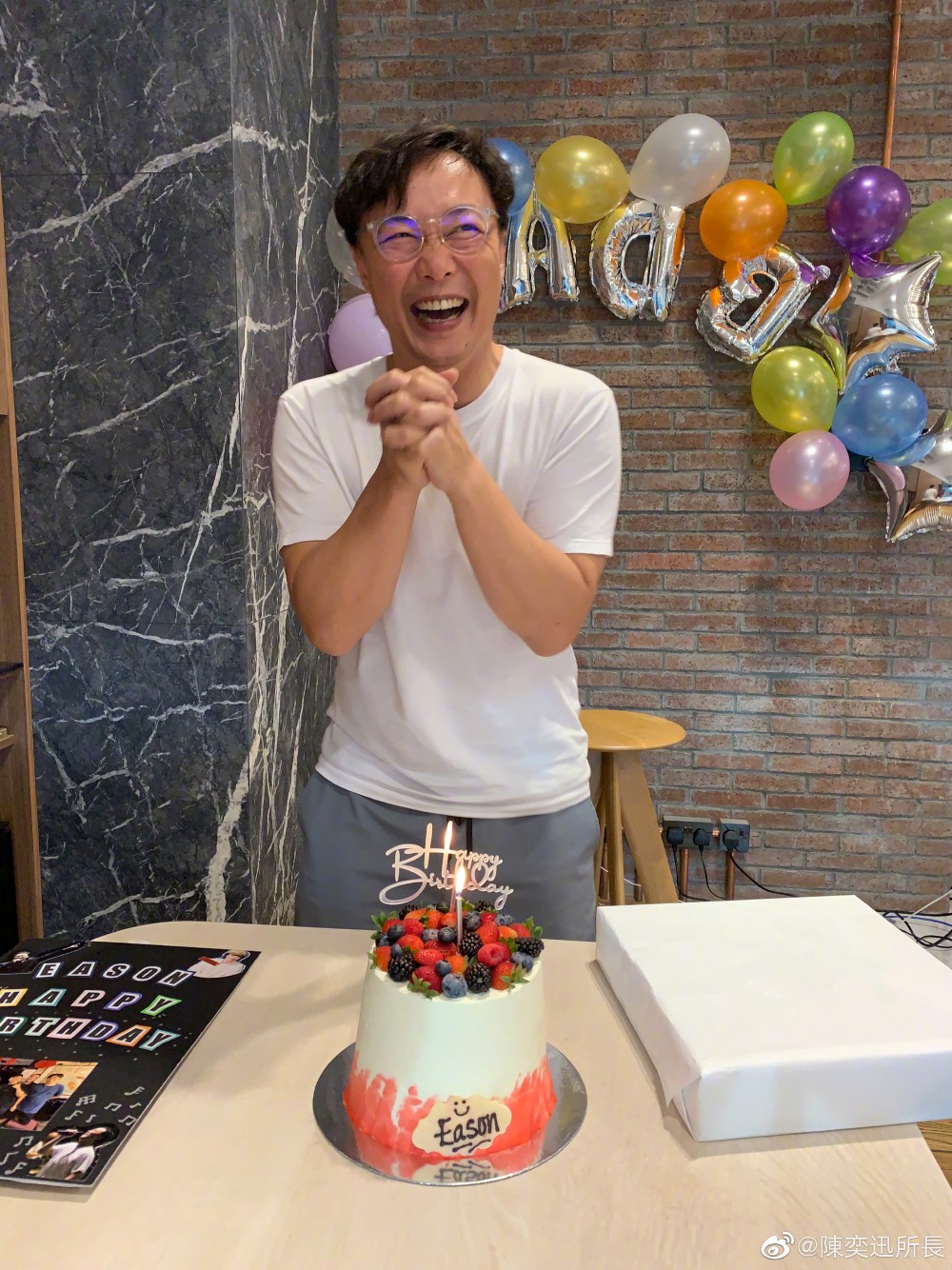 陳奕迅就算攰都應承合照。