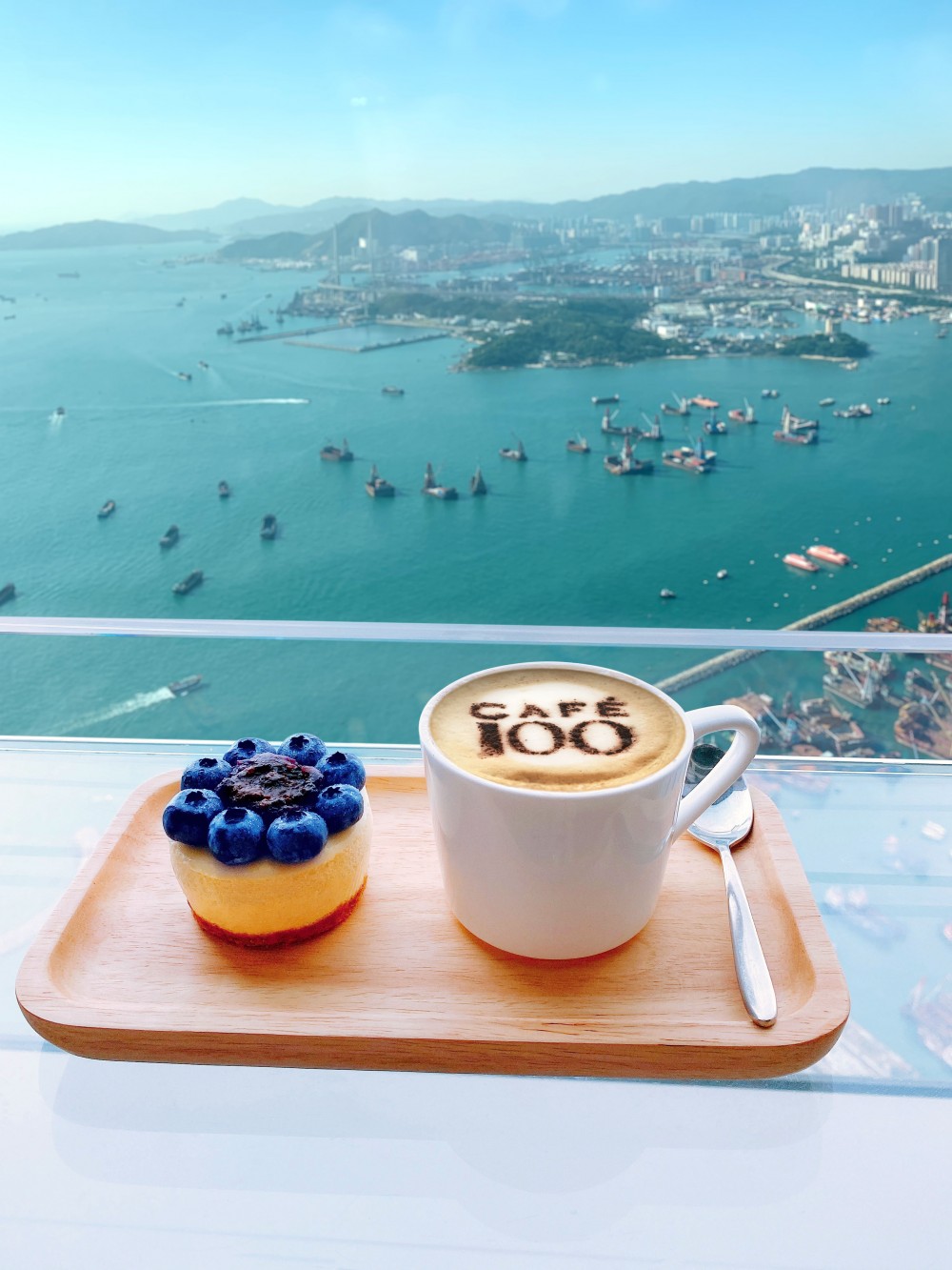 下午餐套票都包咗觀景台門票,可以一邊食tea一邊遠眺維港海景