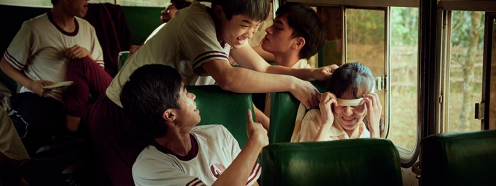 校車最後一排同學喺度「玩遊戲」