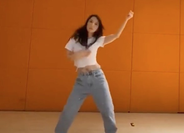 方媛cover咗韓國人氣組合BLACKPINK 嘅《How you like that》。