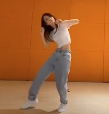 方媛跳得非常認真，不過舞姿顯得有啲生硬，唔夠流暢。