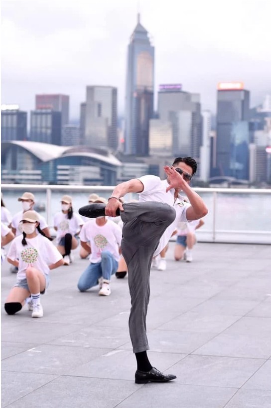54歲嘅郭富城喺戶外勁歌熱舞1個鐘，表演仍然高水準。