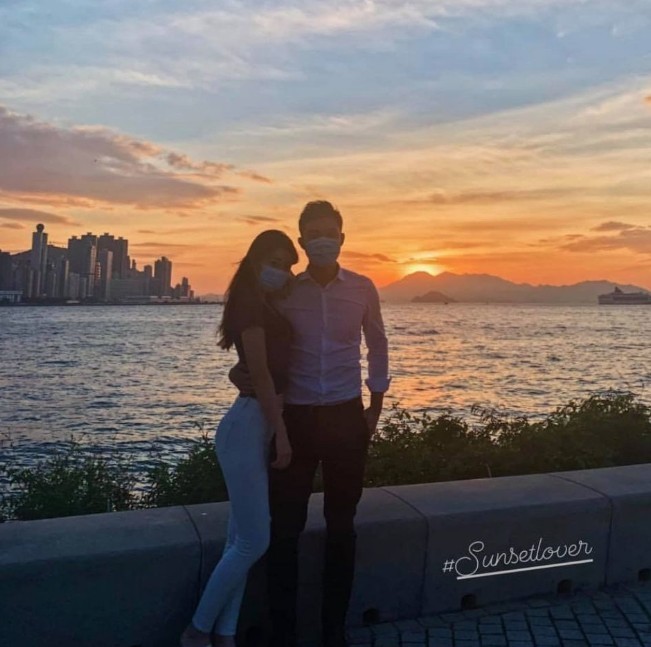 Martin再post出一張合照,相中佢輕攬女子纖腰,又附上「#Sunsetlover」公開新戀情