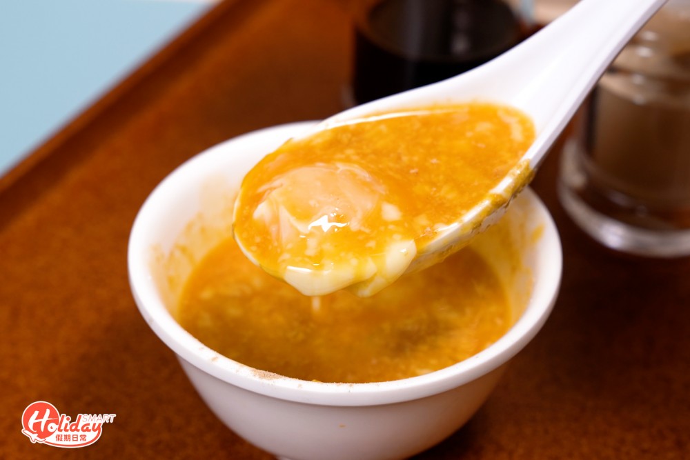 半熟蛋加入豉油及胡椒粉後，拌勻即可食用。