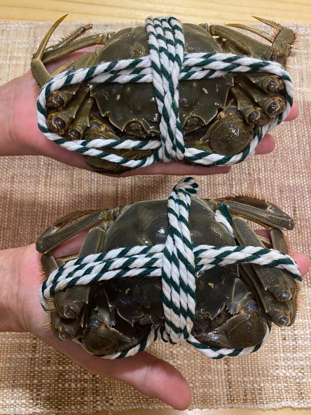 品味火鍋速遞精選頂級靚大閘蟹(公蟹)