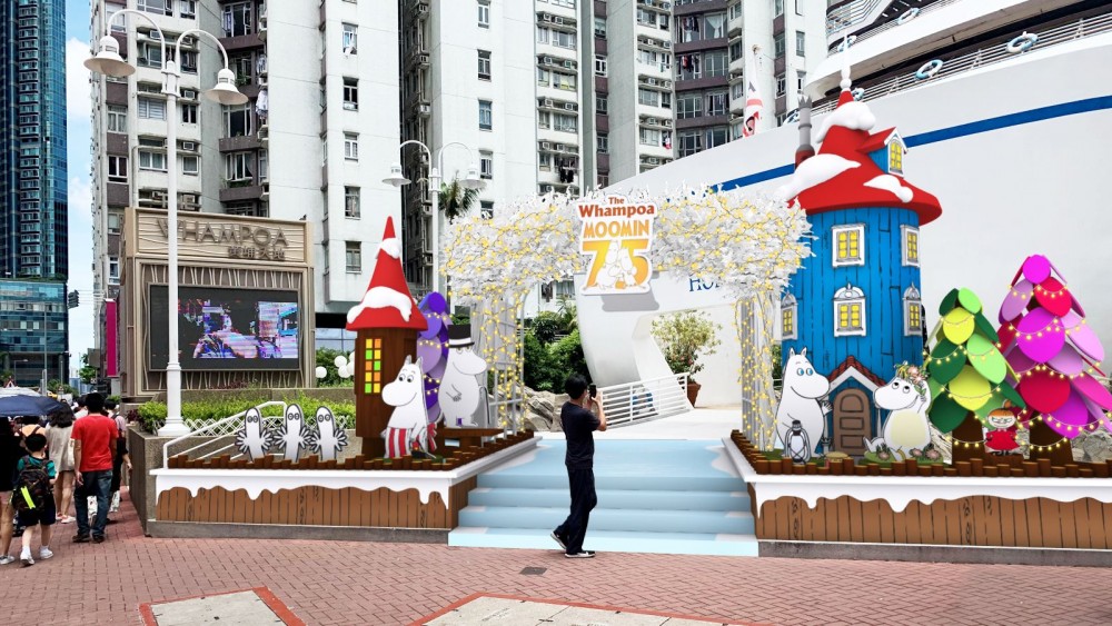 今個聖誕姆明同佢嘅一班朋友姆明爸爸、姆明媽媽、歌妮、亞美、史力奇同樹精們會嚟到香港，齊齊慶祝姆明75歲生日～