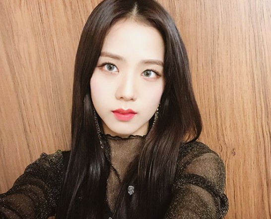 Jisoo 飾演「殷英初」。